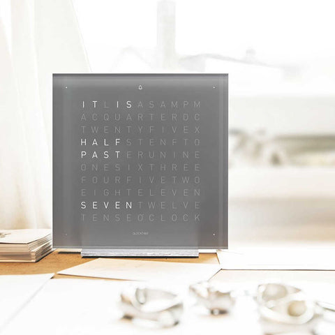 Earth 13.5 Early Grey - English by QlockTwo