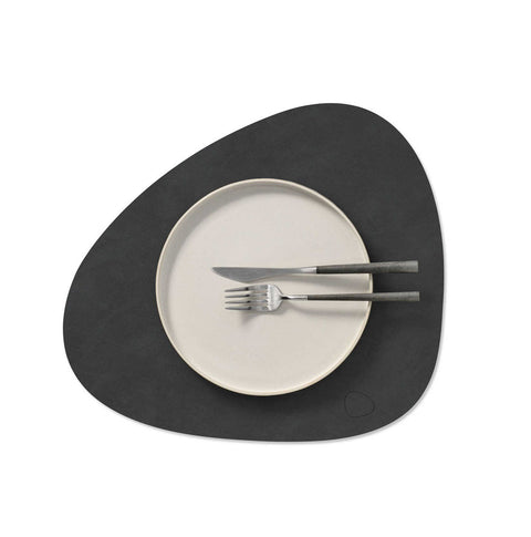 Nupo Table Mat Curve Medium Black by Lind DNA